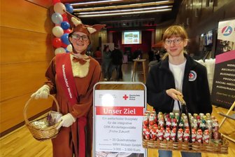 Gewerbemesse Werdau: Wo der Osterhase auf Weihnachtsmänner trifft - Während die Werbemanufaktur schon einen Einblick in Osterpräsente gab, warb das DRK mit Schoko-Weihnachtsmännern.