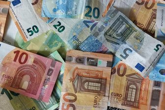 Gewerbesteuer lässt fast 100.000 Euro mehr in die Gemeindekasse von Muldenhammer fließen - Die kleine Gemeinde Muldenhammer steht zum Jahr 2023 finanziell recht gut dar, wie dem jüngst vorgestellten Bericht an den Gemeinderat zu entnehmen ist.