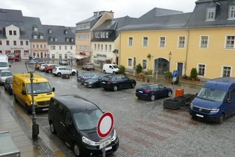 Gewerbetreibende befürchten Nachteile aus Marktumgestaltung - Noch ist der komplette Neumarkt befahrbar und mit Parkflächen versehen. 