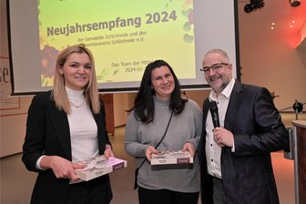 Gewerbeverein Schönheide im Aufwind: Vier neue Mitglieder dazu gewonnen - Marcel Lenk, der Vorsitzende des Gewerbevereins Schönheide, freut sich über neue Mitglieder, zu denen auch Dominique Seidel (l.) und Claudia Rudert gehören.