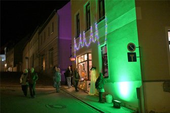 Gewerbevereinschef: Reichenbacher Handel leuchtet und lebt mehr denn je - Schaurig-schön beleuchtet und geschmückt: Julias Bäck Am Eck bei der Halloween-Einkaufsnacht.