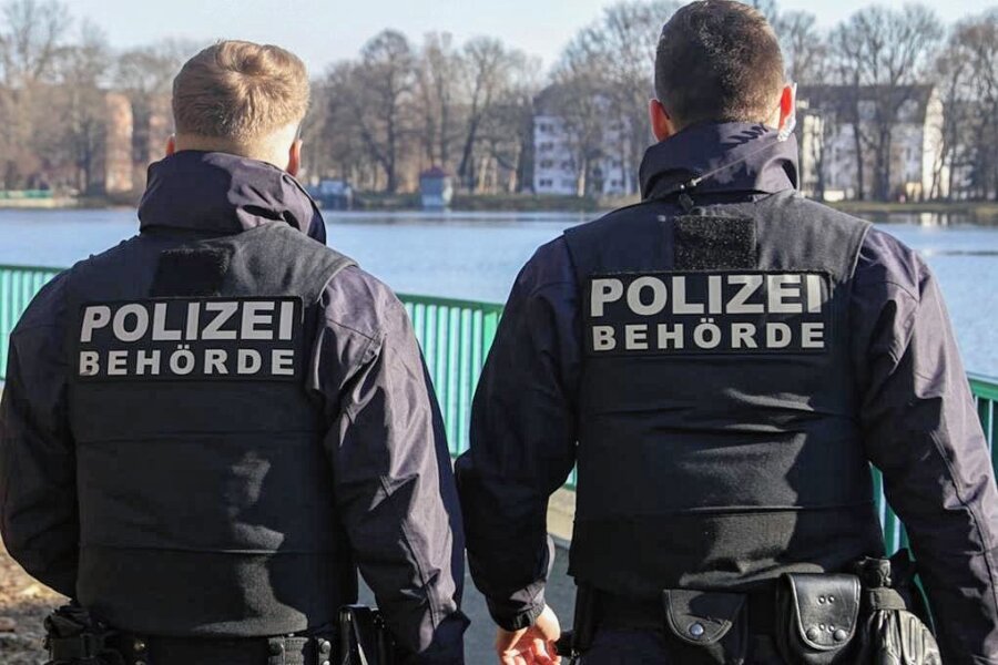 Gewerkschaft der Polizei kritisiert Stellenabbau im Zwickauer Ordnungsamt - Mitarbeiter des Stadtordnungsdiensts sind an dem Aufdruck "Polizeibehörde" erkennbar. 