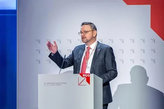 Gewerkschaft fordert "faire Löhne" in Hotels und Gaststätten: "Viele werden auf das Bürgergeld angewiesen sein" - NGG-Vorsitzender Guido Zeitler spricht beim Gewerkschaftstag in Bremen.