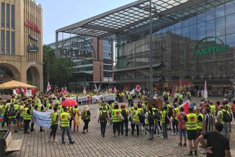 Gewerkschaft schwört Streikende vor Galeria Kaufhof auf langen Arbeitskampf ein - Vor der Filiale von Galeria Kaufhof machten die Streikenden ihrem Unmut Luft.