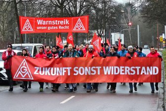 Gewerkschaften unter Druck: Welche Erfolge die IG Metall Chemnitz trotzdem feiert - Mitglieder der IG Metall setzen sich (wie hier im Dezember am VW-Motorenwerk in Chemnitz) aktiv für ihre Interessen ein. Die Anzahl der betrieblichen Mitglieder in der Region wächst.