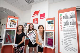 Gewerkschaftsbund facht in Plauen Diskussion neu an: Frauentag für alle - Die Vorbereitungen im DGB-Büro laufen auf Hochtouren: Gewerkschaftssekretärin Katja Eberhardt, Jugendbeauftragte Luise Choritz und Gleichstellungsbeauftragte Marlen Schröder (von links) beim Ausstellungsaufbau.