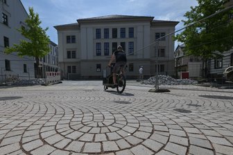 Gewerkschaftshaus, Technologiezentrum, Liebesmauer: In Zwickaus Zentrum tut sich was - Vor dem neuen Gewerkschaftshaus, früher Zwickauer Bürgerschule, werden Schulgäßchen und Peter-Breuer Straße gepflastert.