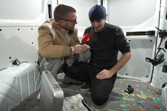 Gewinner bei Joko & Klaas: Was könnte Tobi aus Bobritzsch-Hilbersdorf mit einer Million Euro tun? - Fassungslos vor Glück: Gewinner „Tobi“ mit Joko Winterscheid (r.).