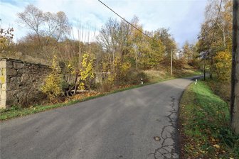 Gewinner bei Joko und Klaas: Die Suche nach dem Schatzjäger von Bobritzsch-Hilbersdorf - Die Bergstraße bei Oberbobritzsch. Irgendwo hier hat Tobi den Schatz gefunden. Nun ist er selbst versteckt.
