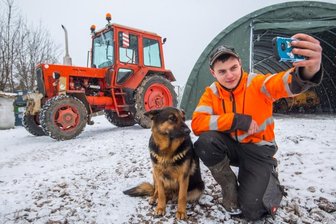 Gewinner des Fotowettbewerbs ist ein echter Naturbursche - Constantin Witscher mit seiner Schäferhündin Lena, die auch auf dem Siegerfoto des "Freie Presse"-Wettbewerbs zu sehen ist. Der Traktor ist seine neue Errungenschaft. 