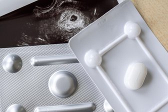 Gewissen statt Wahlkampf - Medikamente zum Schwangerschaftsabbruch sind in einer gynäkologischen Praxis vor einem Ultraschallbild: Werden die Abbrüche bald im Schwangerschaftskonfliktgesetz geregelt?