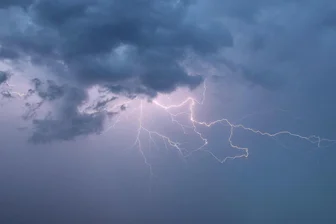 Gewitter, Hagel und Sturm zum Wochenstart in Sachsen - wie wird das Wetter an Christi Himmelfahrt? - Blitz und Donner: In den kommenden Tagen kann es immer wieder gewittern.