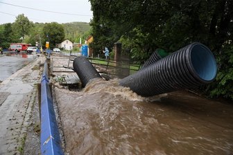 Gewitter im Erzgebirge: Umgestürzte Bäume blockieren Bundesstraße zwischen Aue und Bockau - In Bad Schlema ist ein Bach über die Ufer getreten, weil Rohre von einer Baustelle mitgerissen wurden.