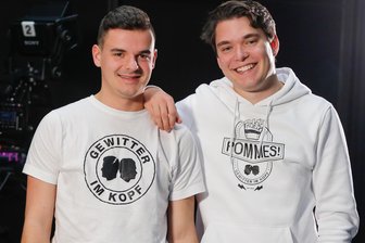 „Gewitter im Kopf“: So emotional verabschiedet sich YouTuber Tim Lehmann von seinem toten Freund Jan Zimmermann - Berlin, 2019: Jan Zimmermann (l.) und Tim Lehmann. Als „Gewitter im Kopf“ brachten sie zwei Millionen Abonnenten das Thema Tourette näher.