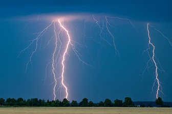 Gewitter in Sachsen: Ab heute kracht es wieder - Unwetter am Mittwoch? - Blitze zucken am Himmel: In Sachsen stehen diese Woche immer wieder mal Gewitter an. Auch Unwetter sind möglich.