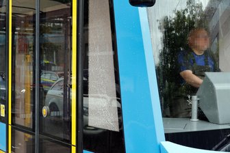 Gewitter mit Folgen: Weggewehter Regenschirm setzt Chemnitzer Straßenbahn außer Gefecht - Kein Durchblick mehr: Die Seitenscheibe der Straßenbahn war komplett gesplittert.