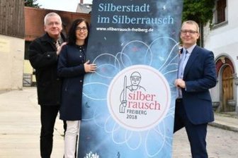 Gewitter sorgt für Ende von Kinderfest - Andreas Schwinger, Anja Fiedler und Oberbürgermeister Sven Krüger (v. l.) präsentierten im vergangenen Jahr das Logo zum Jubiläum.