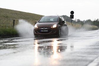 Gewitter, Starkregen, Hagel: Jetzt wird es in Sachsen ungemütlich - Vorsicht Autofahrer: Starkregen kann auf Sachsens Straßen an diesem Montag für Aquaplaning sorgen.