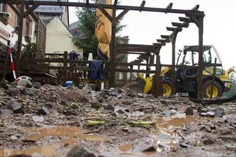 Gewitter, Starkregen und Hagel - Per Radlader wurden in Rochlitz Schlamm und Unrat  beseitigt.