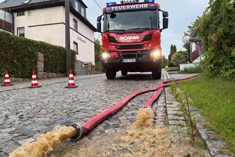 Gewitter über dem Erzgebirge: Vollgelaufener Keller und Kurpromenade unter Wasser - Bei einem Gewitter ist in Bad Schlema der Keller eines Hauses vollgelaufen
