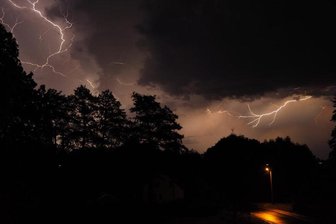 Gewitter über Sachsen: Cateringzelt stürzt bei Festival ein - Umgestürzte Bäume im Erzgebirge - Manuel Hirschberger hat uns dieses Foto über Facebook geschickt. Es entstand am Dienstagabend im Vogtland.