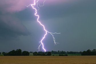 Gewitter ziehen über Thüringen und Sachsen - Auf Thüringen und Sachsen kommen Unwetter mit Starkregen, Gewitter, Hagel und Sturmböen zu. (Archivbild)