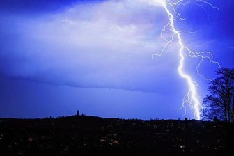Gewitter zieht über das Vogtland - Mit Blitz, Donner und Regen zog am Montagabend das erste Gewitter in diesem Jahr über Plauen.