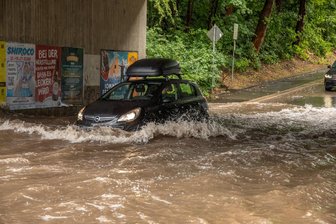 Gewitterfront über Chemnitz: Feuerwehr rückt mehrmals aus - An der Jagdschänkenstraße stand das Wasser unter einer Brücke knietief.