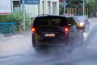 Gewitterregen flutet Straßen - Wie hier auf der Zwickauer Straße in Siegmar überflutete das Regenwasser vorübergehend die Fahrbahnen, ehe es abfloss.