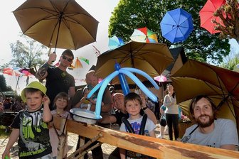 Gewitterspritz ist der heimliche Star des Ellefelder Schlossfestes - Alle vier Teilnehmerpaare des Wasserschöpf-Wettbewerbes durften sich als Sieger bezeichnen. Alle erhielten eine Gewitterspritz.