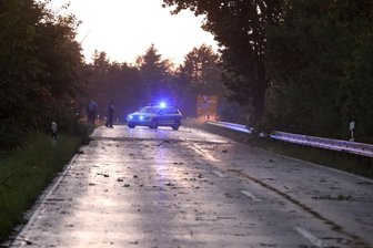 Gewitterzelle entlädt sich mit voller Wucht - Gespenstische Stimmung: Die Straße "Am Sachsenring", die zwischen Hohenstein-E. und Callenberg parallel zur Autobahn A 4 verläuft, musste gesperrt werden.