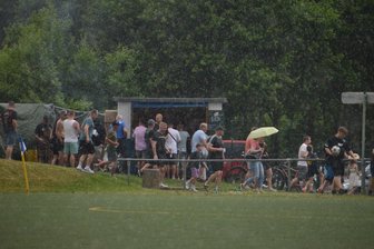 Gewitterzelle im Erzgebirge: Sieben Fußballspiele müssen abgebrochen werden - Nicht nur Spieler, Betreuer und Schiedsrichter, auch die Zuschauer brachten sich an manchen Spielorten - so wie hier in Sosa - lieber schnell in Sicherheit.