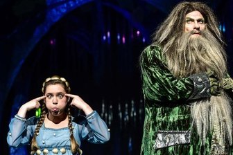 Gewitzt gegen den Bösewicht - Marius Marx (rechts) spielt als Gast im Schauspielhaus Chemnitz einen furchterregenden, hinterlistigen Zar Wasserwirbel und überragt dabei den Rest um Haupteslänge - Szene mit Stella Goritzki als kecke Prinzessin, die dem garstigen Alten die Stirn bietet.