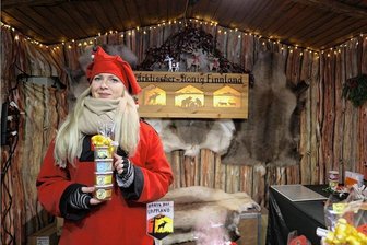 Gewürze und Glühbier gehen immer: So lief der Zwickauer Weihnachtsmarkt - Sieht sie nicht weihnachtlich aus? Sari Luukkonen aus Finnland hat an ihrem Stand auf dem Zwickauer Weihnachtsmarkt Honig aus dem arktischen Norden verkauft.