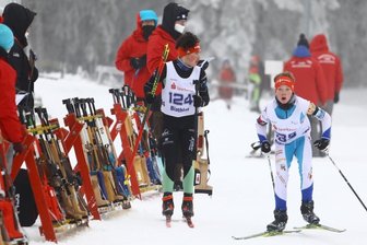 Gewusel im Flockenwirbel - Max Bauer (l.) vom WSC Erzgebirge Oberwiesenthal hat nach der Suche seine Waffe gefunden, am Ende fehlen ihm im Sprint zwei Zehntelsekunden zum Sieg. Jason Lötzsch von der TSG Sehma kam als 14. ins Ziel.