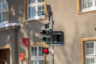 Geyer: Dachlawine legt Ampel lahm - Zum Glück traf die Dachlawine am Rathaus in Geyer nur eine Ampel.