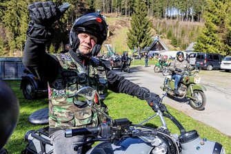 Geyer: Diese Biker lieben's langsam und laut - Sein erstes Gespann kaufte Jens Roscher aus Geyer vor 20 Jahren. Mit anderen Gespannfahrern schwört er auf das Gefühl von Freiheit und die langsamen Touren durch die Region. Wer sich der "Neuen alten Russenschmiede" anschließen will, ist beim Bäckermeister in Geyer genau an der richtigen Adresse. 