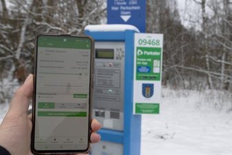 Geyer startet Handyparken an drei Standorten - Zunächst an drei Standorten - wie hier auf Kurzzeitparkplätzen am Greifenbachstauweiher- führt die Stadt Geyer das Handyparken ein. Weitere sollen folgen, wenn die Loipen gespurt sind. Es kann aber auch nach wie vor mit Bargeld bezahlt werden. 
