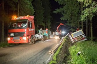 Geyer: Vollbeladener Sattelzug landet im Straßengraben - Ein vollbeladener Sattelzug musste bei Geyer aus dem Straßengraben geborgen werden.