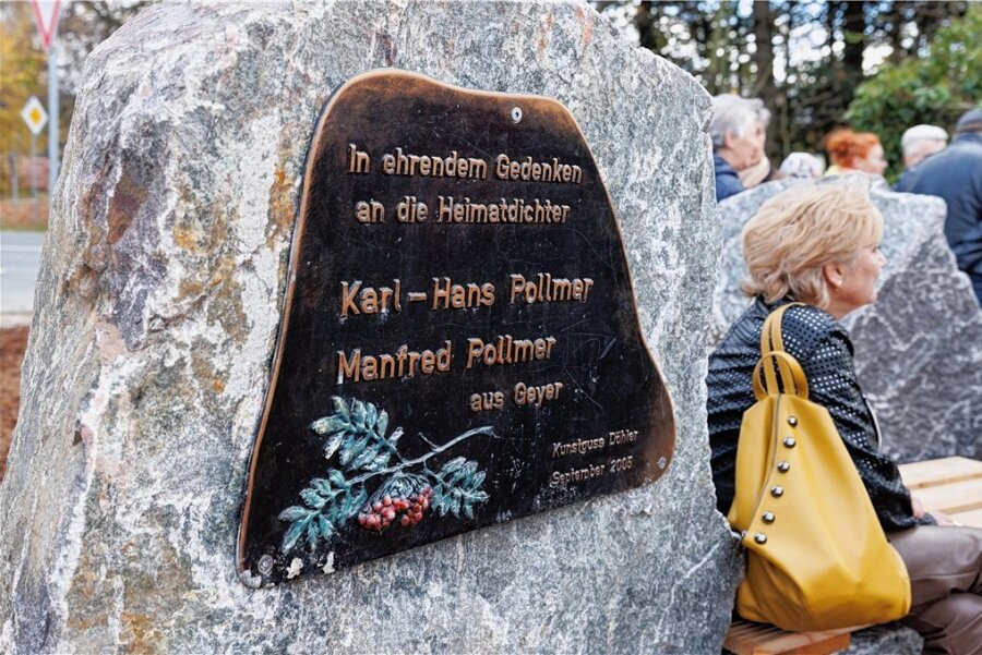 "Geyer war immer seine Welt": Tochter erlebt Einweihung des neuen Pollmer-Platzes mit - In Geyer ist der neue Pollmer-Platz eingeweiht worden. Auch der Gedenkstein für Manfred und Karl-Hans Pollmer befindet sich nun dort.