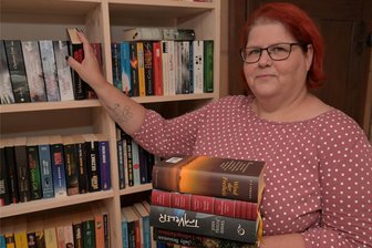 Geyerhaus baut Angebot aus: Wo in Weißbach Leseratten Lektüre finden - Anett Weiß kümmert sich ehrenamtlich um die kleine Bibliothek, die jeden 1. und 3. Freitag im Monat öffnet.