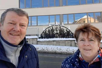 Geyerischer Schwibbogen mit Schneeberger Motiv gibt Rätsel auf - Heike und Wolfgang Lorentz vor dem generalüberholten Schwibbogen in Geyer. Dessen Motiv hat einen deutlichen Bezug zu Schneeberg, aber bislang ist es ihnen nicht gelungen, herauszufinden, wer es wann entworfen hat.