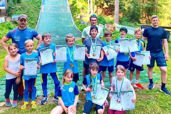 Geyers Skisportler gehen beim ersten Sachsenpokal der neuen Saison auf Medaillenjagd - Die erfolgreichen Skisportler des SSV Geyer in den Schülerklassen 8 bis 13 beim Leistungsvergleich in Grüna.