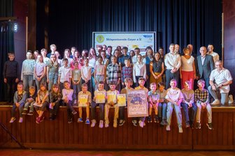 Geyers Wintersportler entwickeln Tanzlust nach Ehrungsmarathon - Der SSV Geyer beim Abwintern in Gornsdorf. Im Vordergrund einige der erfolgreichen Nachwuchssportler aus den Reihen der Bingestädter.