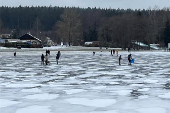 Geyerscher Teich im Frost: Unterschätzen hier einige die Gefahr? - Die Eisfläche auf dem Stauweiher ist verlockend. Trotzdem ist hier das Eislaufen verboten. Darauf weisen auch mehrere Schilder an den beiden Ufern hin.