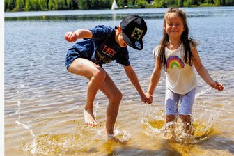 Geyerscher Teich lockt mit neuem Imbiss die Ausflügler zu Pfingsten - Begeistert: Emil aus Chemnitz und Mila aus Crottendorf haben ihre Freude am Pfingstausflug zum Geyerschen Teich. Und sie haben den ultimativen Trick: Kalte Füße vom Wasser kann man sich gut im warmen Sand wärmen. 