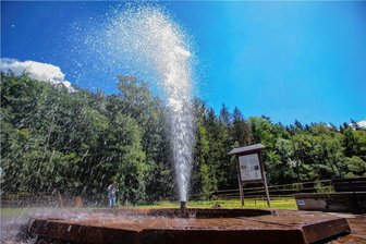Geysir Geilsdorf: Geothermie-Kraftwerk soll 80.000 Einwohner im Vogtland mit Wärme versorgen - Bis zu 50 Meter hoch kann der Geysir in Geilsdorf, die Thermalquelle Neumühle sprudeln. Wissenschaftler gehen davon aus, dass das Wasser aus der Tiefe älter als 10.000 Jahre ist.
