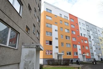 GGG investiert im Süden der Stadt - Im Süden von Markersdorf hat die GGG im vergangenen Jahr diesen Sechsgeschosser mit einer neuen Fassade versehen. In den kommenden Monaten ist das baugleiche Haus links daneben an der Reihe.