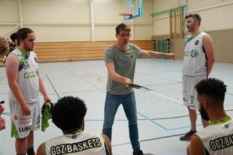 GGZ Baskets: Schwierige Saison gut gemeistert - Der Zwickauer Trainer Stephan Wolf gibt den GGZ Baskets beim letzten Heimspiel der Saison taktische Hinweise.