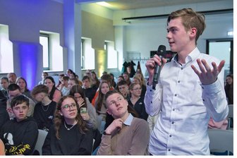„Gib der Jugend eine Stimme“: Wo junge Leute in Auerbach nun ihre Wünsche loswerden können - Mit der Jugendfragestunde im Stadtrat soll die junge Generation angesprochen und aufgefordert werden, ihre Fragen, Wünsche und Anliegen an die Stadt heranzutragen.